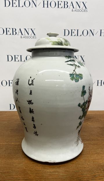Chine, vers 1900,
Potiche couverte en porcelaine...