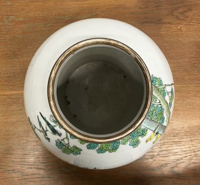 Chine, vers 1900,
Potiche couverte en porcelaine...