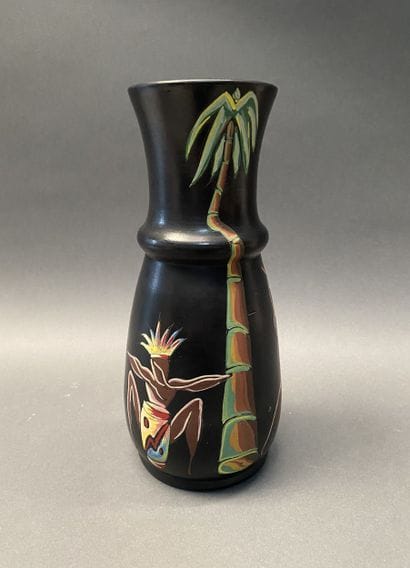 Vase en céramique à fond noir à décor en...