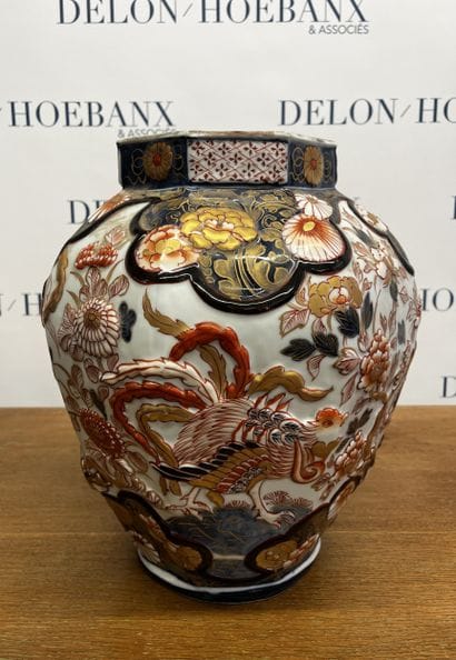 Grand vase octogonal en porcelaine à décor...