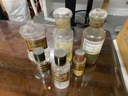 Ensemble de 6 pots à pharmacie de modèles...