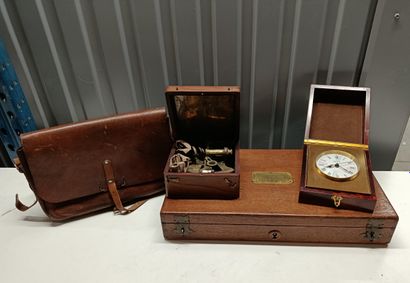 Ensemble d'objets comprennat une pendule...