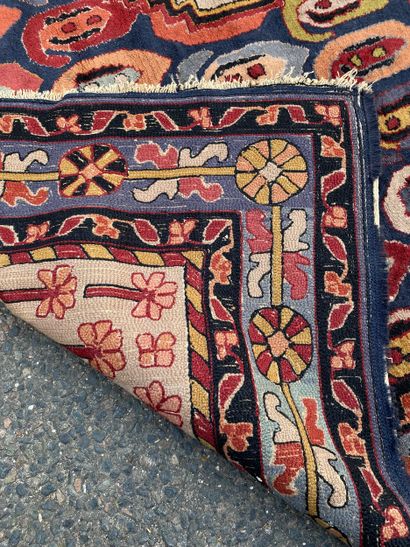 Ensemble comprenant deux tapis polychromes...