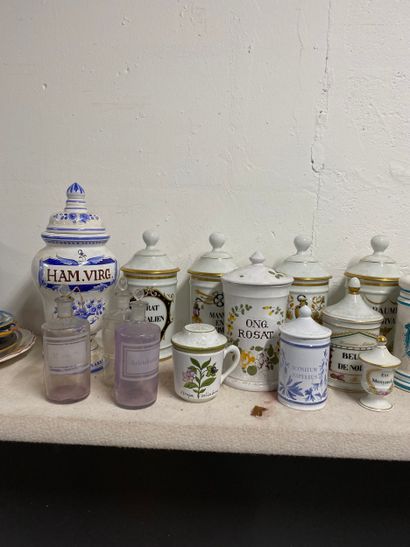 Ensemble de pots à pharmacie et flacons divers...