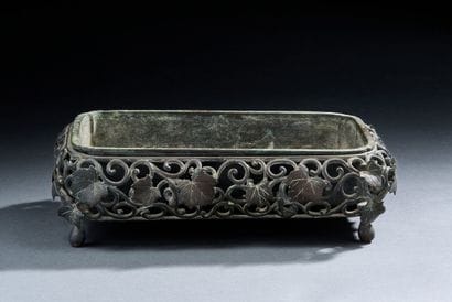 JAPON
Jardinière en bronze à motif de feuillages...