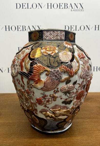 Grand vase octogonal en porcelaine à décor...