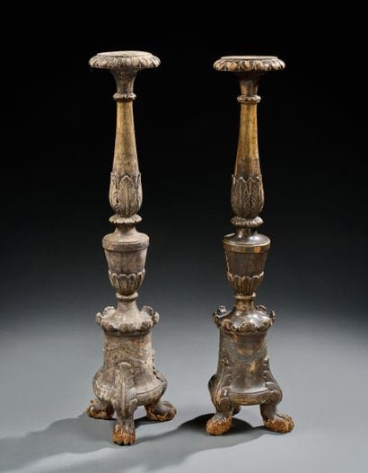 Deux de piques-cierges en bois sculpté et...