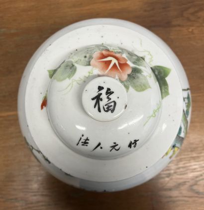 Chine, vers 1900,
Potiche couverte en porcelaine...