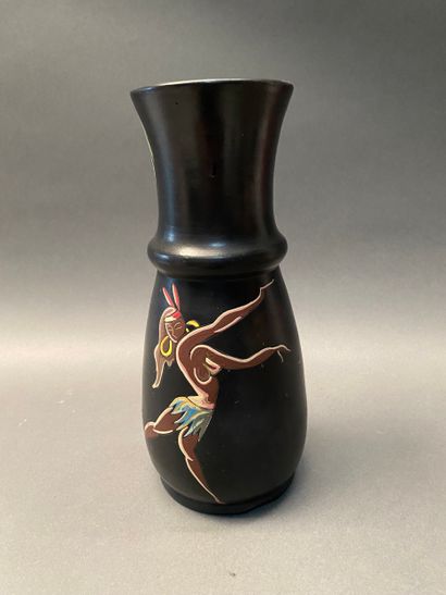 Vase en céramique à fond noir à décor en...