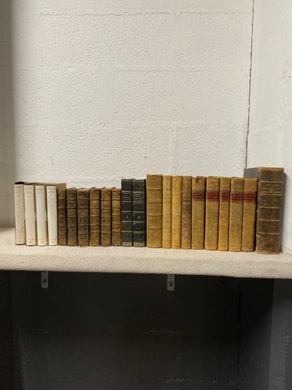 Ensemble d'environ dix-huit livres reliés...