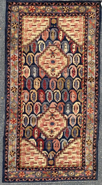 Ensemble comprenant deux tapis polychromes...