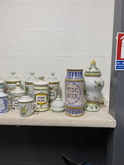 Ensemble de pots à pharmacie et flacons divers...