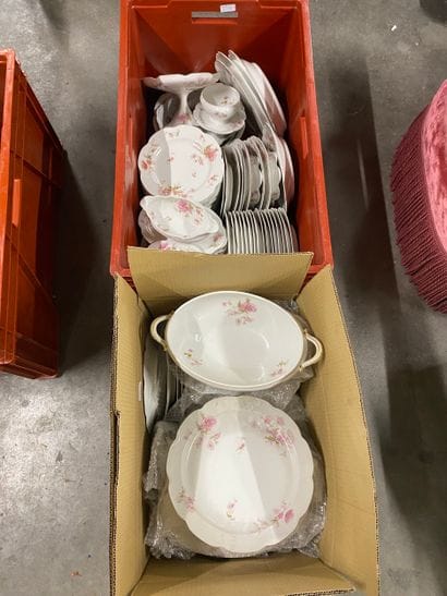 Une caisse et un carton de vaisselle div...