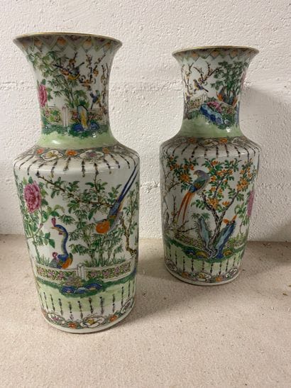 CHINE
Paire de vase en porcelaine de Canton...