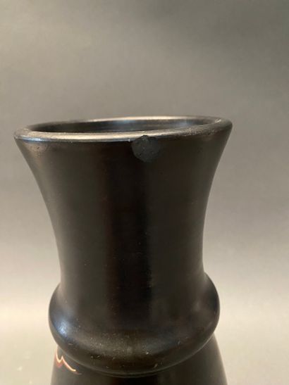 Vase en céramique à fond noir à décor en...