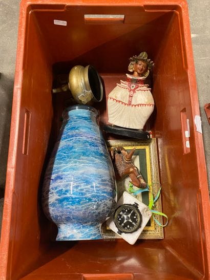 Caisse d'objets comprenant un grand vase...