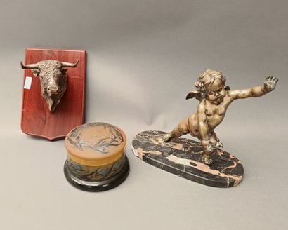 Ensemble de deux sujets en bronze un putto...