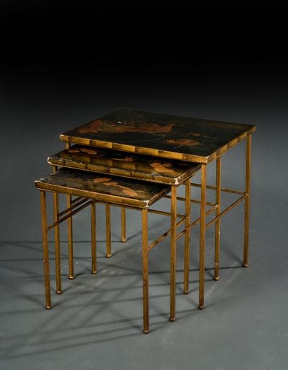 Suite de trois tables gigognes à plateau...