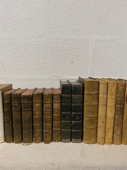 Ensemble d'environ dix-huit livres reliés...