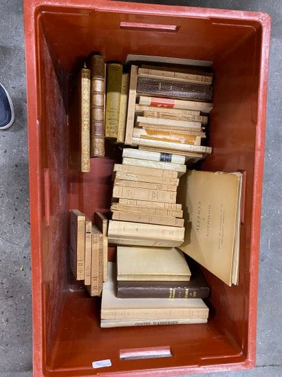Caisse d'ouvrages brochés divers