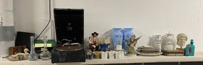 Ensemble d'objets divers comprenant un tourne-disque...