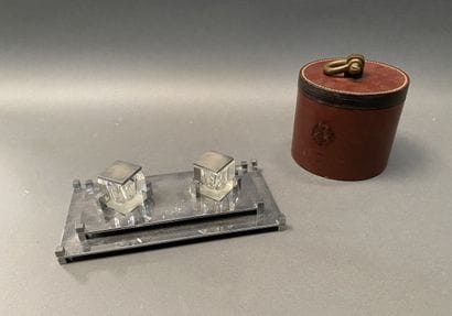 Encrier double sur une base à gradin en métal...
