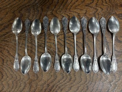 Suite de onze cuillères à café en argent...