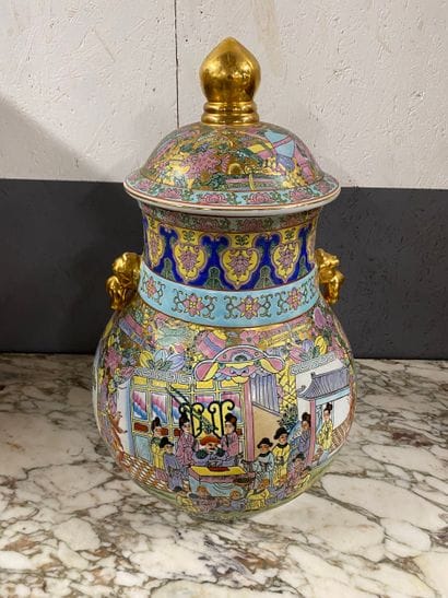 Chine, XXe siècle. 
Grand vase en porcelaine...