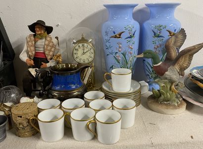 Ensemble d'objets divers comprenant un tourne-disque...
