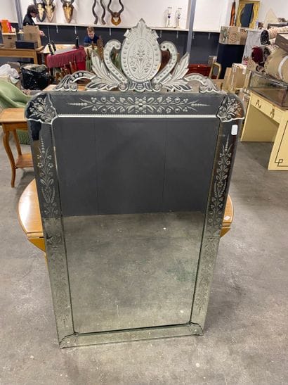 Important miroir en verre de Venise.
H. :...