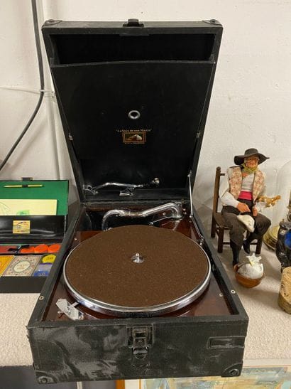 Ensemble d'objets divers comprenant un tourne-disque...