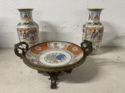 CHINE
Paire de vases en porcelaine de Canton.
Joint...