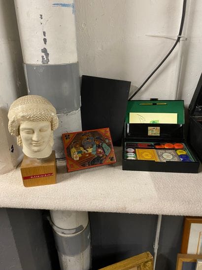 Ensemble d'objets divers comprenant un tourne-disque...