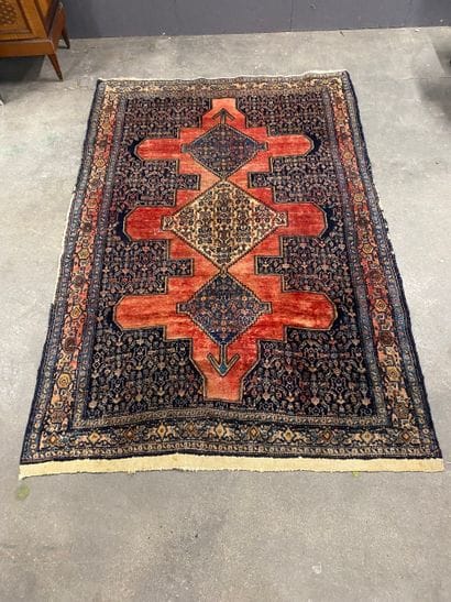 Tapis d'orient à motif géométrique sur fond...