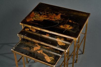 Suite de trois tables gigognes à plateau...