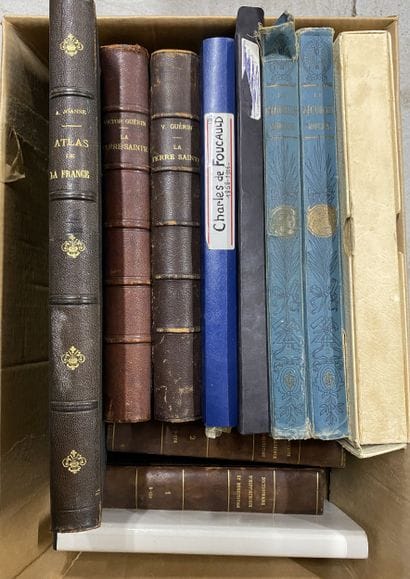 Caisse de volumes divers