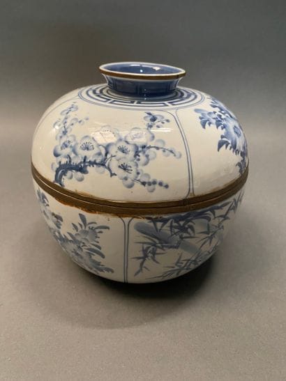 Chine.
Pot couvert en porcelaine à décor...