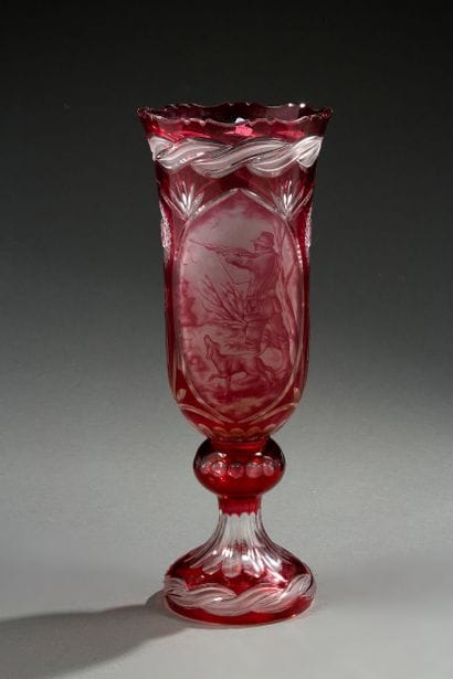 Grand vase en cristal taillé et gravé rouge...