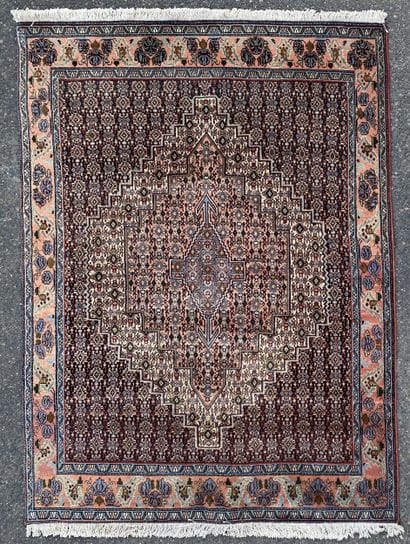 Tapis rectangulaire à médaillon central losangique...