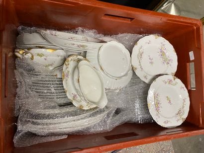 Partie de service en porcelaine.
(une ca...