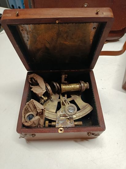 Ensemble d'objets comprennat une pendule...