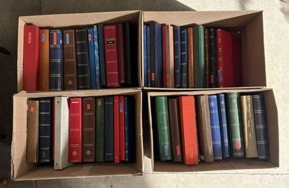 Enemble de 44 albums de timbres poste tous...
