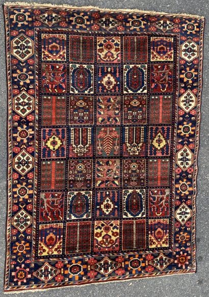 Tapis iranien à décor compartimenté dit 