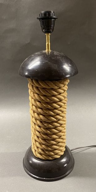 Pied de lampe circulaire en cordage, la base...