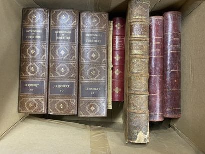 Caisse de volumes divers
