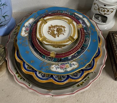 Ensemble d'objets divers comprenant un tourne-disque...