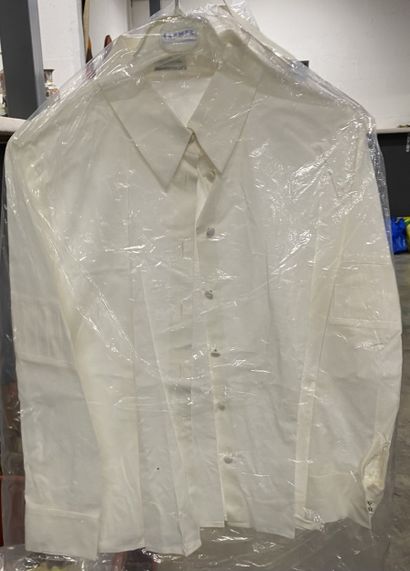 Ensemble de trois blouses dans les tons crèmes...