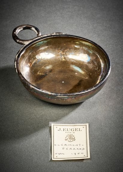 Tastevin en argent.
Epoque XVIIIe siècle.
Etiquette...