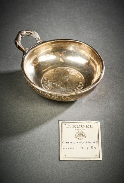 Tastevin en argent.
Epoque XVIIIe siècle.
Etiquette...