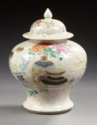 CHINE
Petite potiche couverte de forme balustre...